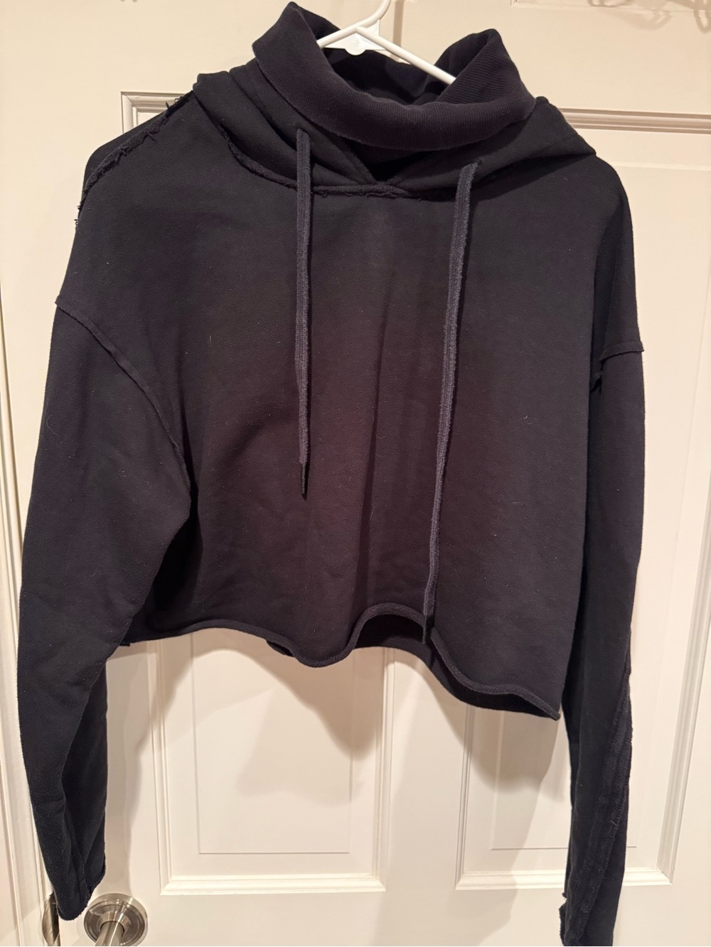 ALO Yoga Ladies Black Cowl Neck
Cropped Top Small